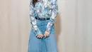 Natasha Wilona tampil lebih playful dengan padanan printed cuffed silk shirt, denim deconstructed jeans.  [Dok/Tory Burch].