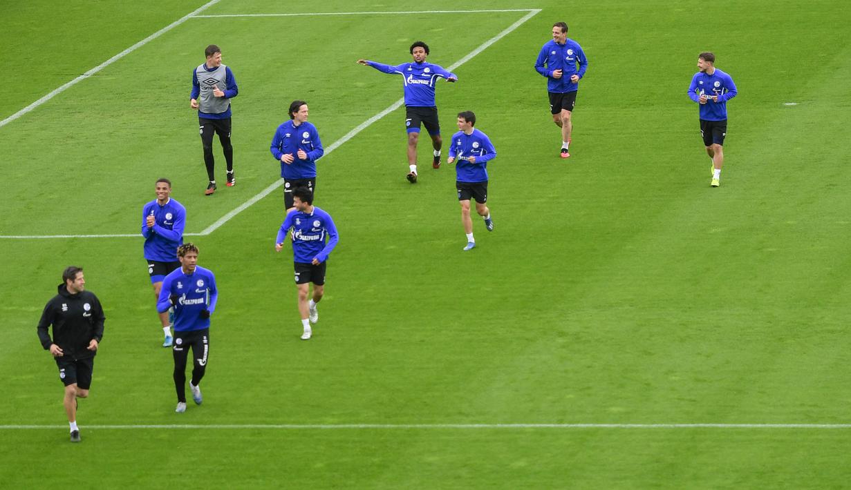 Pemain FC Schalke 04 saat sesi latihan, Rabu, (29/4/2020). Sejumlah klub liga Jerman kembali menggelar latihan jelang bergulirnya kembali Bundesliga. (AFP/INA Fassenbender)