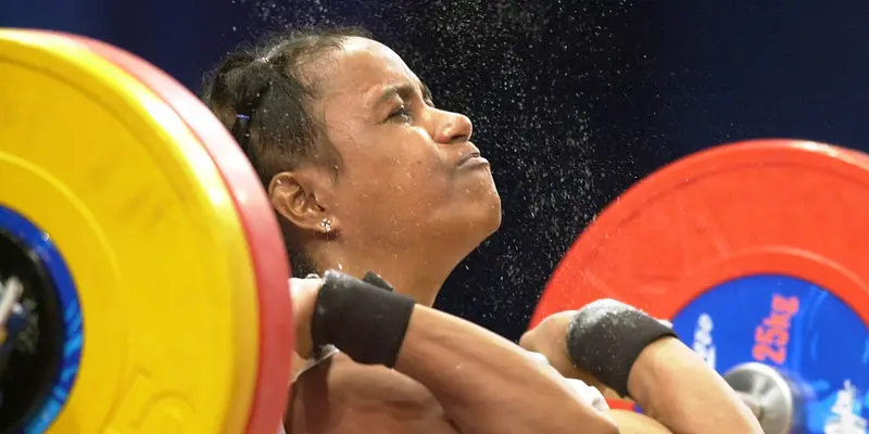 Potret Perjuangan Lisa Rumbewas Meraih Tiga Medali Olimpiade Cabor Angkat Besi