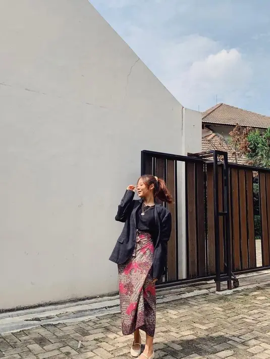 Untuk acara semi-formal kamu bisa tiru gaya pelantun lagu “Bertaut” Nadin Amizah satu ini. Padukan kain batik dengan t-shirt dan oversized blazer. (Instagram/cakecaine).