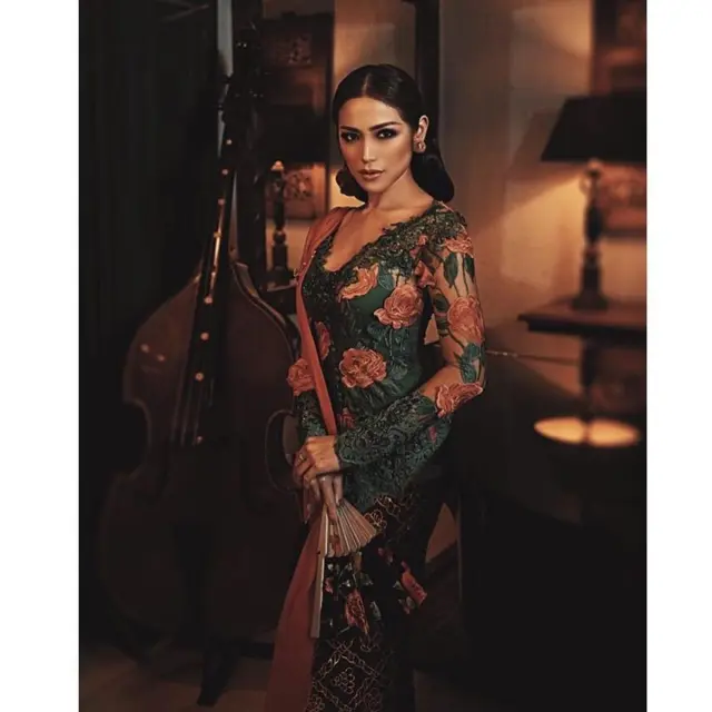 6 Potret Jessica Iskandar Pakai Kebaya, Tampil Anggun dan Memesona