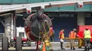 Sebuah motor pesawat dilapisi plastik agar abu vulkanik tidak masuk di bandara internasional La Aurora yang telah ditutup akibat erupsi di gunung berapi Pacaya di Guatemala City (23/3/2021). (AP Photo / Moises Castillo )