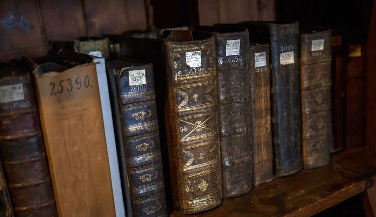 Buku-buku tua tertata pada rak di Museum Nasional Andrey Sheptytsky, Kota Lviv, Ukraina, 4 Maret 2022. Pintu-pintu museum telah ditutup sejak perang Rusia di Ukraina yang dimulai pada 24 Februari. (AP Photo/Bernat Armangue)