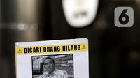 Aktivis dari Indonesia Corruption Watch (ICW) melakukan aksi di depan Gedung Merah Putih Komisi Pemberantasan Korupsi (KPK), Jakarta, Selasa (28/6/2022). ICW mengingatkan keseriusan KPK dalam menangani kasus buronnya tersangka korupsi, Harun Masiku. (Liputan6.com/Helmi Fithriansyah)