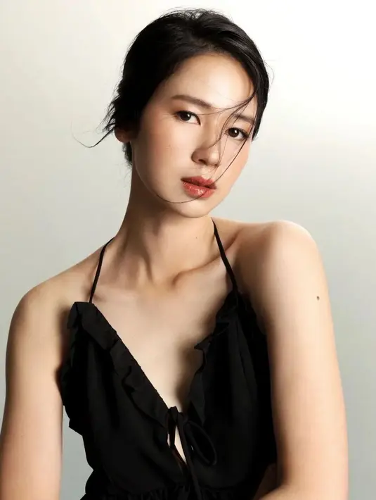 Pesona Laura Basuki dengan makeup bernuansa merah. Rambutnya digelung dan membiarkan beberapa helai di bagian depan sebagai poni, disempurnakan dengan makeup bernuansa merah yang glowing. [Foto: Instagram/laurabas]