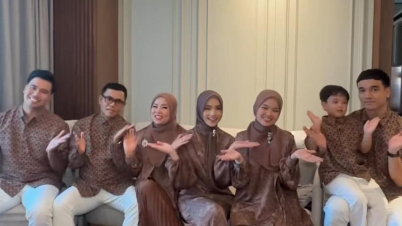 Momen Keluarga Fuji Siap Sambut Ramadan, Netizen Malah Salfok Sama Outfit Kecenya