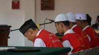 Sejumlah terdakwa pengeroyok yang menewaskan Haringga Sirla tertunduk saat mendengarkan tuntutan dari JPU di Pengadilan Negeri Bandung, Selasa (9/4/2019). (Huyogo Simbolon)