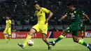 Bek Persik Kediri, Jefferson Oliviera, berebut bola dengan pemain Persebaya, Ricky Kambuaya, pada laga pembuka Shopee Liga 1 2020, Sabtu (29/2). Persebaya dan Persik bermain imbang 1-1. (Bola.com/Aditya Wany)