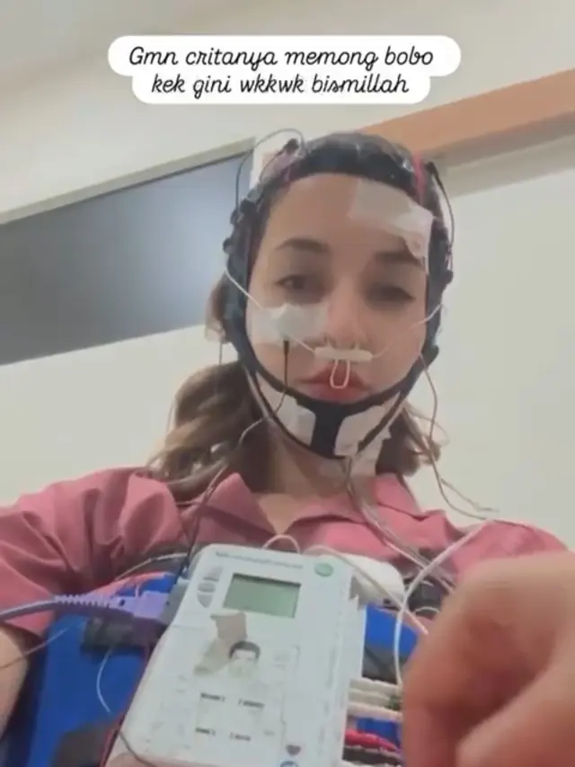 Tasya Farasya menjalani Sleep Therapy untuk Atasi Insomnia dipasang berbagai alat ke kepala hingga hidung. [@tasyafarasya].