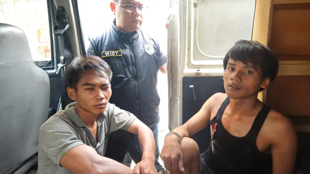 Dua pembunuh sepasang suami istri berinisial D (30) dan DS (25) di sebuah ruko kawasan Cipulir, Kebayoran Lama, Jakarta Selatan (Jaksel), Senin kemarin (18/12/2023), berhasil dibekuk. Kedua pelaku berinisial AH (26) dan JZ (22) merupakan kakak beradik.