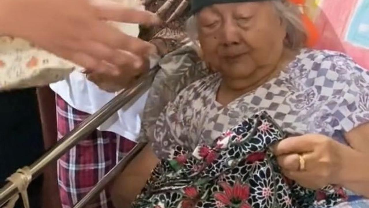 Ada juga daster bermotif bunga-bunga untuk dipakai sehari-hari.