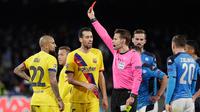 Pemain Barcelona Arturo Vidal (kiri) menerima kartu merah dari wasit pada pertandingan babak 16 besar Liga Champions di San Paolo Stadium, Naples, Italia, Selasa (25/2/2020). Pertandingan berakhir dengan skor 1-1. (Alfredo Falcone/Andrew Medichini)