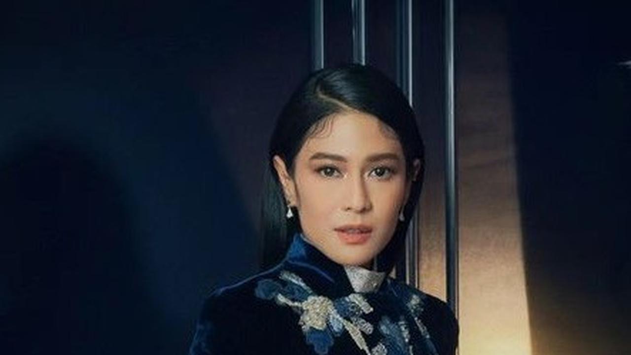 Jadi Karakter utama di film Gadis Kretek, Dian Sastro hadir di BIFF dengan setelan kebaya. Kebaya yang dikenakan Dian memiliki potongan Ceongsam unik dengan kerah tinggi dan bentuk depan mirip beskap.