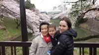Di tengah proses cerai, Cathy Sharon liburan bersama keluarga suami ke Jepang[foto: instagram/cathysharon]
