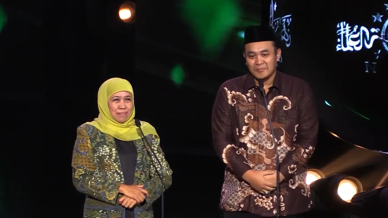 Gilang Dirga menirukan sosok mendiang Abdurrahman Wahid alias Gus Dur, di acara Malam Anugerah Satu Abad Nadhlatul Ulama (NU)