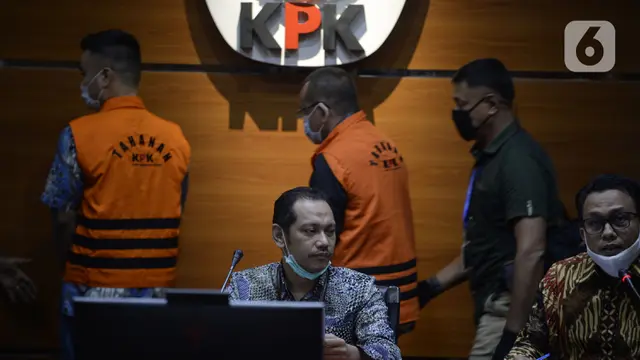 Wakil Ketua KPK Nurul Ghufron (tengah)