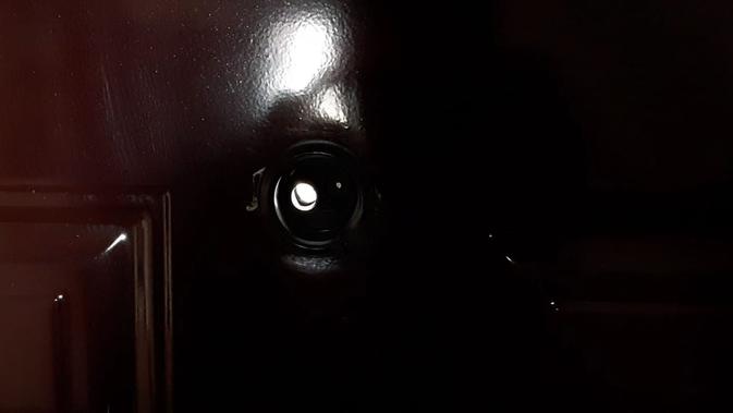 Lubang intip di pintu kamar asrama di 'Pusat pelatihan vokasional Hotan' di Hotan County, Prefektur Hotan, Xinjiang (Rizki Akbar Hasan / Liputan6.com)