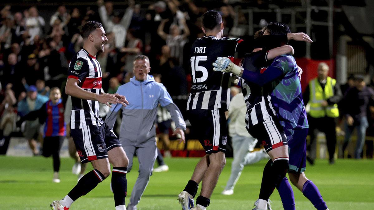Timnya Kalahkan MU, Perasaan Kiper Grimsby Town Campur Aduk