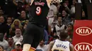 Pebasket Miami Heat, Kelly Olynyk, melakukan dunk saat melawan Golden State Warriors pada laga NBA di American Airlines Arena, Miami, Senin (4/12/2017). Warriors menang 123-95 atas Heat. (AP/Joe Skipper)