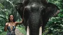 Sebagai model, sudah tidak asing lagi bagi Indah Kalalo untuk berfoto di berbagai kesempatan, termasuk berfoto bersama hewan. Berdiri dengan menawan di samping seekor gajah, Indah Kalalo mengenakan animal print dress dengan halter strap. (Instagram/indahkalalo)