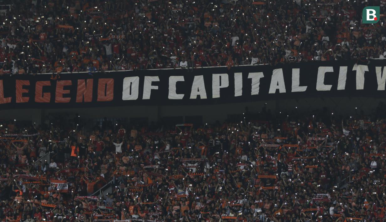 Suporter Persija, The Jakmania, memberikan dukungan saat melawan Persela pada laga Liga 1 di SUGBK, Jakarta, Selasa (20/11). Persija menang 3-0 atas Persela. (Bola.com/Vitalis Yogi Trisna)