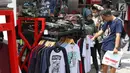 Pengunjung memilih pakaian yang dijual di ajang Jakcloth Summerfest 2018 di Senayan, Jakarta, Kamis (12/4). Jakcloth Summerfest 2018 diramaikan oleh 380 merek clothing. (Liputan6.com/Angga Yuniar)