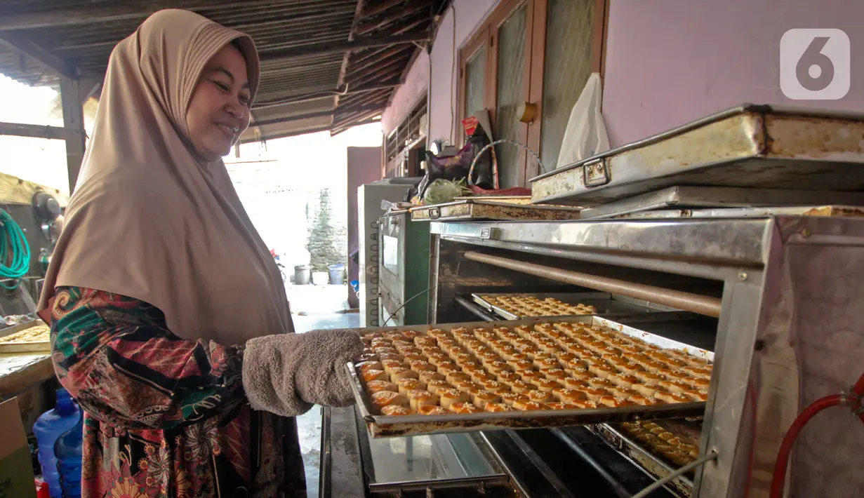 <p>Pembuat kue kering Pekerja menyiapkan kue pesanan untuk dipanggang di kawasan Neglasari, Kota Tangerang, Minggu (23/4/2022). Permintaan kue kering di tempat tersebut meningkat saat Ramadhan yang dijual mulai harga Rp50ribu hingga Rp70ribu per toples dan sudah dipasarkan di sekitar Tangerang, Jakarta, hingga Lampung. (Liputan6.com/Angga Yuniar)</p>