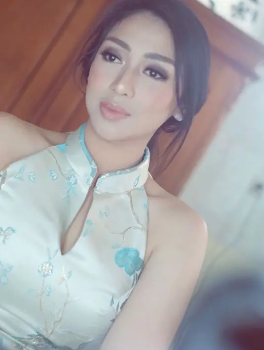 Ririn terlihat memesona dibalut busana bersiluet cheongsam bernuansa kuning dengan sentuhan corak bunga biru. Mana potret Ririn yang paling menawan menurutmu, Sahabat FIMELA? [Foto: Instagram/dewiandarini]