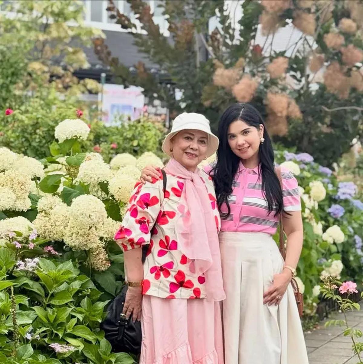 Foto Yanni Mulyaningsih, Ibunda Annisa Pohan yang Awet Muda dan Tetap Stylish di Usia 71 Tahun
