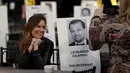 Zoe Ruderman, features Director at PEOPLE Magazine, berpose di dekat foto aktor Leonardo DiCaprio yang tertempel di bangku saat persiapan Screen Actors Guild Awards 2016 di Shrine Auditorium, Los Angeles, Jumat (29/1). (REUTERS/Mario Anzuoni)