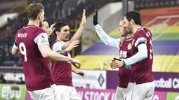 Para pemain Burnley merayakan gol yang dicetak oleh Matej Vydra ke gawang Leicester City pada laga Liga Inggris di Stadion Turf Moor, Rabu (3/3/2021). Kedua tim bermain imbang 1-1. (Peter Powell/Pool via AP)