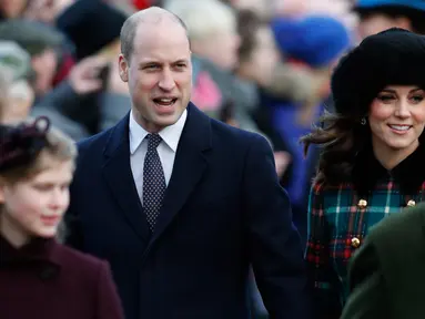Pangeran William dan Kate Middleton menghadiri tradisi kebaktian Hari Natal Kerajaan Inggris di Gereja St. Mary Magdalene, Sandringham, Senin (25/12). Selain sosok Meghan Markle, penampilan Kate Middleton tak kalah mencuri perhatian. (Adrian DENNIS/AFP)