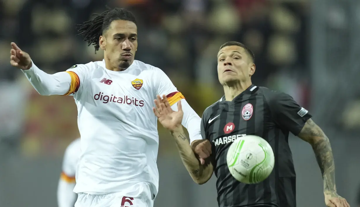 Chris Smalling. Bek tengah 31 tahun ini sedang menjalani musim ketiganya bersama AS Roma musim ini. Ia didatangkan secara permanen dari Manchester United pada awal 2020/2021 setelah semusim menjadi pemain pinjaman. Total telah tampil dalam 64 laga dengan raihan 4 gol dan 3 assist. (AP/Oleg Kozin)