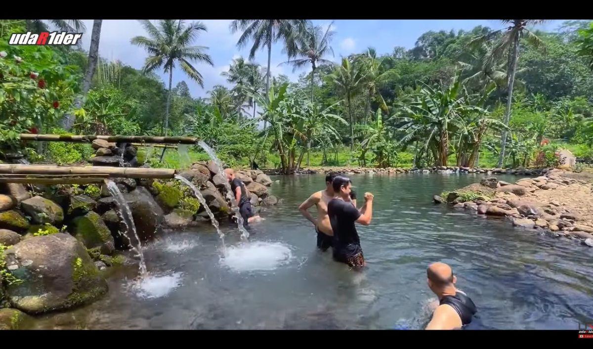 Mengguyur Badan di Pancuran