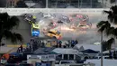 Sejumlah mobil terlibat kecelakaan dalam balapan NASCAR Daytona 500 di Daytona International Speedway, Daytona Beach, Florida, AS, Minggu (17/2). Kecelakaan membuat balapan terhenti cukup lama. (AP Photo/Chris O'Meara)
