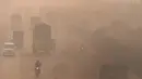 Pengendara kendaraan melintas di tengah kondisi kabut asap di Lahore, Pakistan, Senin (8/11/2021). Lahore menjadi salah satu kota paling tercemar di dunia. (Arif ALI/AFP)