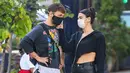 Terlihat sedang bersama sang kekasih Anwar Hadid, Dua Lipa kembali mengenakan outfit serba hitam. Sweater edgy yang asimetris dipadunya dengan celana kulit berwarna hitam dan heels hitam, dan kembali menenteng Bottega Veneta Shoulder Pouch. Foto: Document/Bottega Veneta.