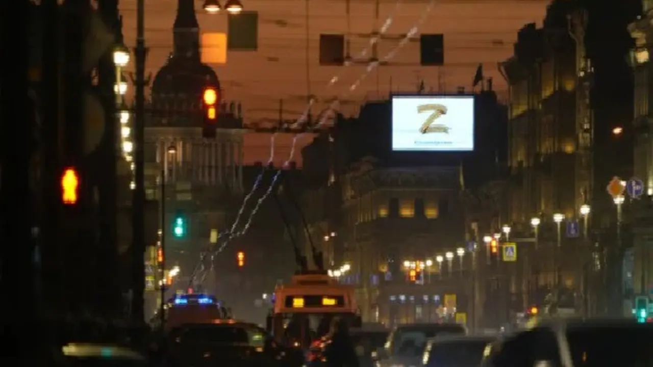 Tanda Z dan kata-kata "kami tidak meninggalkan milik kami" terlihat di St. Petersburg, Rusia. (AP)