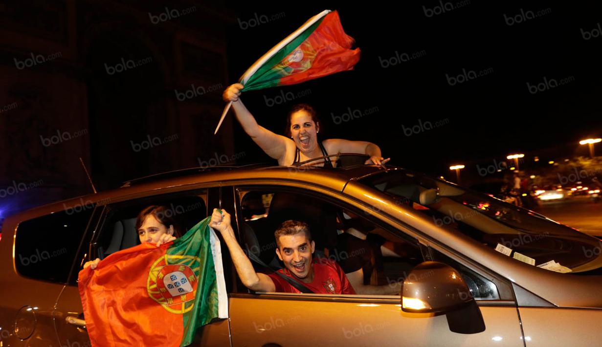 Arc de Triomphe yang dahulu menjadi gerbang kebenangan Napoleon Bonaparte menjadi pusat konvoi para pendukung Portugal. (Bola.com/Vitalis Yogi Trisna)