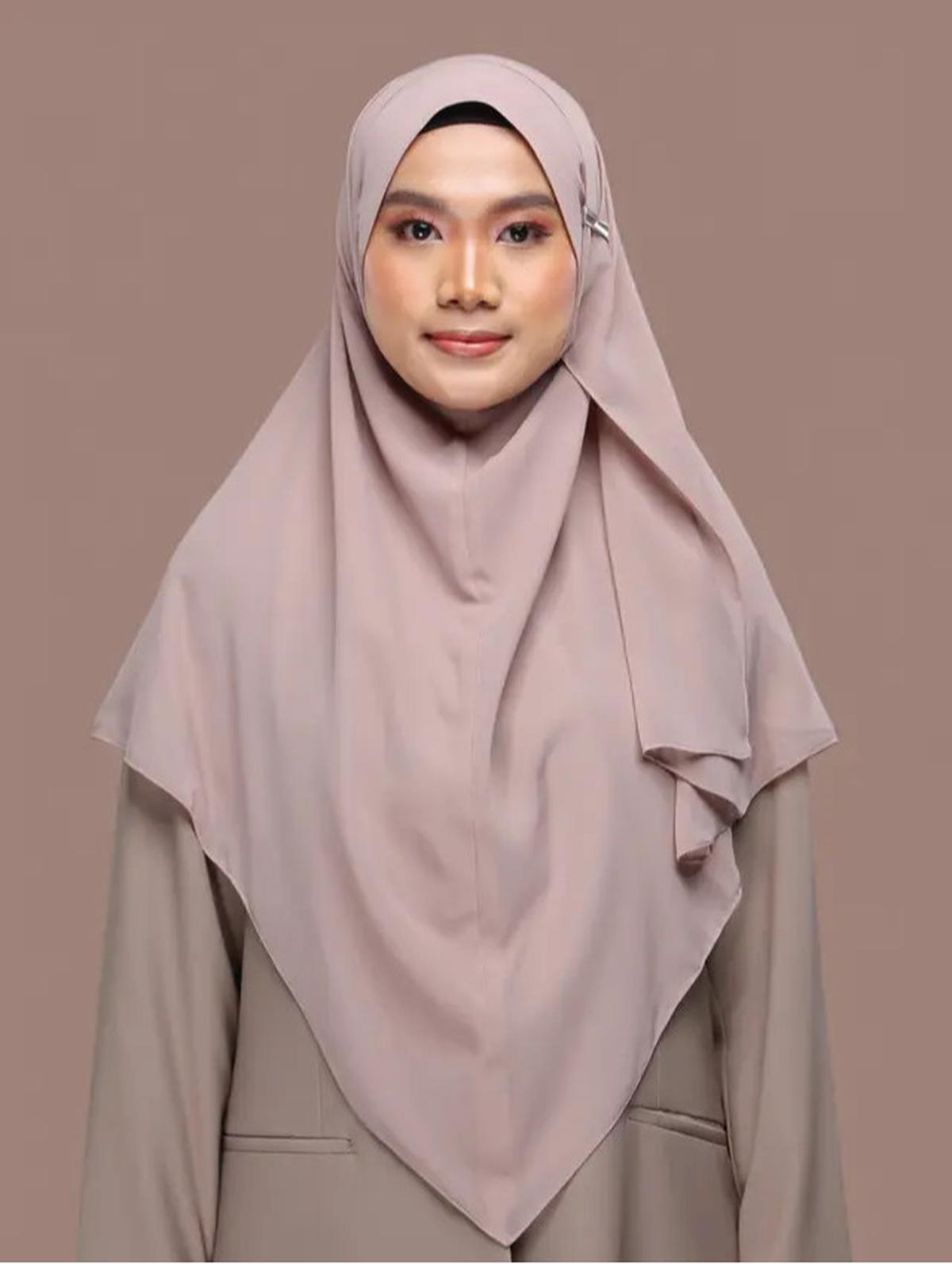 7 Model Hijab Layer Simpel Biar Penampilan Enggak Terlihat Tua