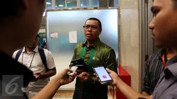 Anggota Komisi VII DPR, Mukhtar Tompo memberikan keterangan pers usai Rapat Dengar Pendapat di Gedung DPR/MPR, Jakarta, Kamis (9/2). Mukhtar mengaku mendapat perlakuan yang tidak menyenangkan dari Dirut PT Freeport Indonesia (Liputan6.com/Johan Tallo)