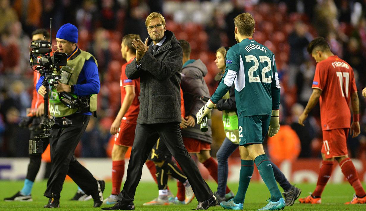Pelatih Liverpool, Juergen Klopp menyapa penonton usai timnya ditahan imbang 1-1 oleh Rubin Kazan pada laga Liga Europa di Stadion Anfield, Inggris, Jumat (23/10/2015).  EPA/PETER POWELL