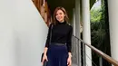 Simple tapi stylish, padukan rok plisket dengan turtleneck seperti OOTD ala Najwa Shihab satu ini. (Instagram/najwashihab).