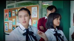 Akting Fujianti Utami Putri alias Fuji dalam film Bukan Cinderella. (Foto: Super Media Pictures via YouTube Cinepolis Indonesia) - 2