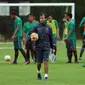 Pelatih Timnas Indonesia, Luis Milla Aspas saat memimpin latihan seleksi Timnas Indonesia U-22 di Lapangan SPH Karawaci, Tangerang, Selasa (21/2). 25 pemain mengikuti seleksi tahap pertama Timnas Indonesia U-22. (Liputan6.com/Helmi Fithriansyah)