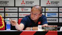 Pelatih Vietnam, Park Hang-seo menunjuk ke anggota Snowball Media saat konferensi pers mengelang laga semifinal Piala AFF 2022 antara Timnas Indonesia melawan Timnas Vietnam yang berlangsung di Stadion Utama Gelora Bung Karno (SUGBK), Jakarta, Kamis (05/01/2023). (Bola.com/Bagaskara Lazuardi)