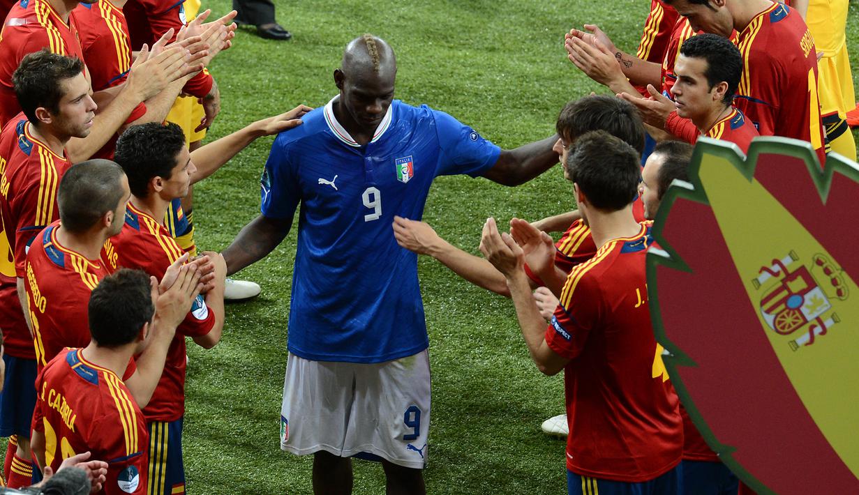 Prestasi terbaiknya selama berseragam Gli Azzurri adalah saat menjadi runner-up pada ajang Piala Eropa 2012 saat dibesut Cesare Prandelli. Dalam babak final yang digelar di Olympic Stadium, Kiev, (1/7/2012) Italia dikalahkan Spanyol dengan skor 0-4. (AFP/Christof Stache)