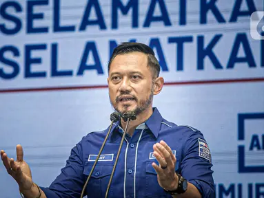 Ketua Umum Partai Demokrat Agus Harimurti Yudhoyono (AHY) saat konferensi pers terkait KLB Partai Demokrat di DPP Pusat Partai Demokrat, Jakarta, Jumat (5/3/2021). AHY memberikan respons atas KLB di Deliserdang yang menetapkan Moeldoko sebagai ketua umum Partai Demokrat. (Liputan6.com/Faizal Fanani)