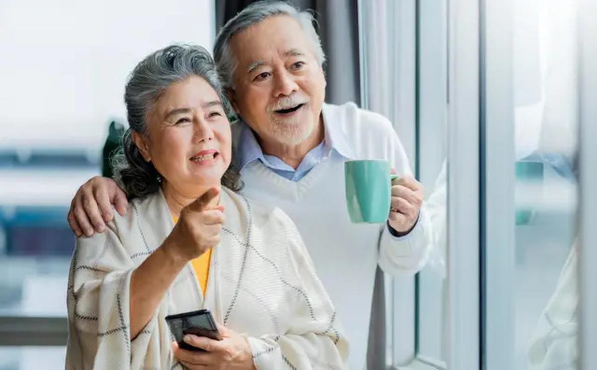 Tips Ampuh Menjaga Kesehatan Lansia Agar Tetap Aktif dan Bahagia, Salah Satunya Hindari HP Sebelum Tidur