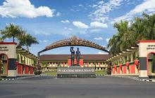 Pelatih Bawa Tongkat Masuk ke Asrama, Calon Siswa Polri Lari Terbirit-birit Sampai Ada yang Belum Pakai Baju & Celana